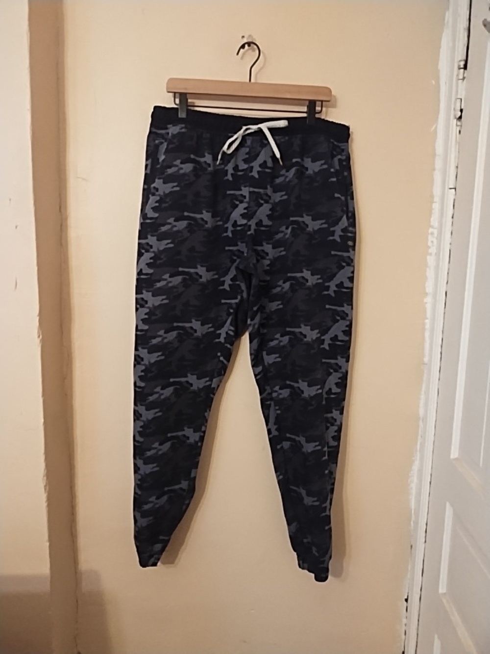 Discovery Men's Dark Gray & Black Camo Jogger Sweatpants